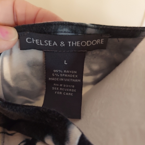 Chelsea & Theodore Blue and White V Neck Sleeveless - Picture 7 of 7